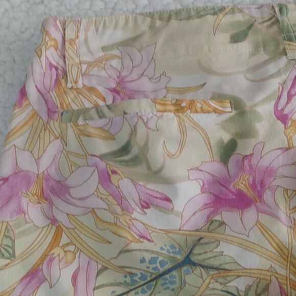 MODA international pants With A Beautiful Light Colored Floral Design - Picture 12 of 15